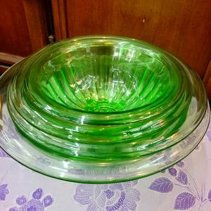Set of 4 hazel atlas uranium nesting bowls